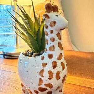 ✨MOVING SALE!!✨Giraffe Ceramic Planter with Faux Plant